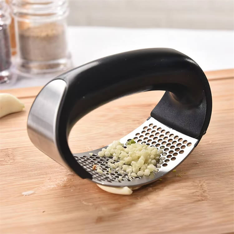 3 In 1 Arc Shaped Kitchen Gadget Garlic Crusher Tool Plastic Handle Stainless Steel Garlic Press Peeler Crusher
