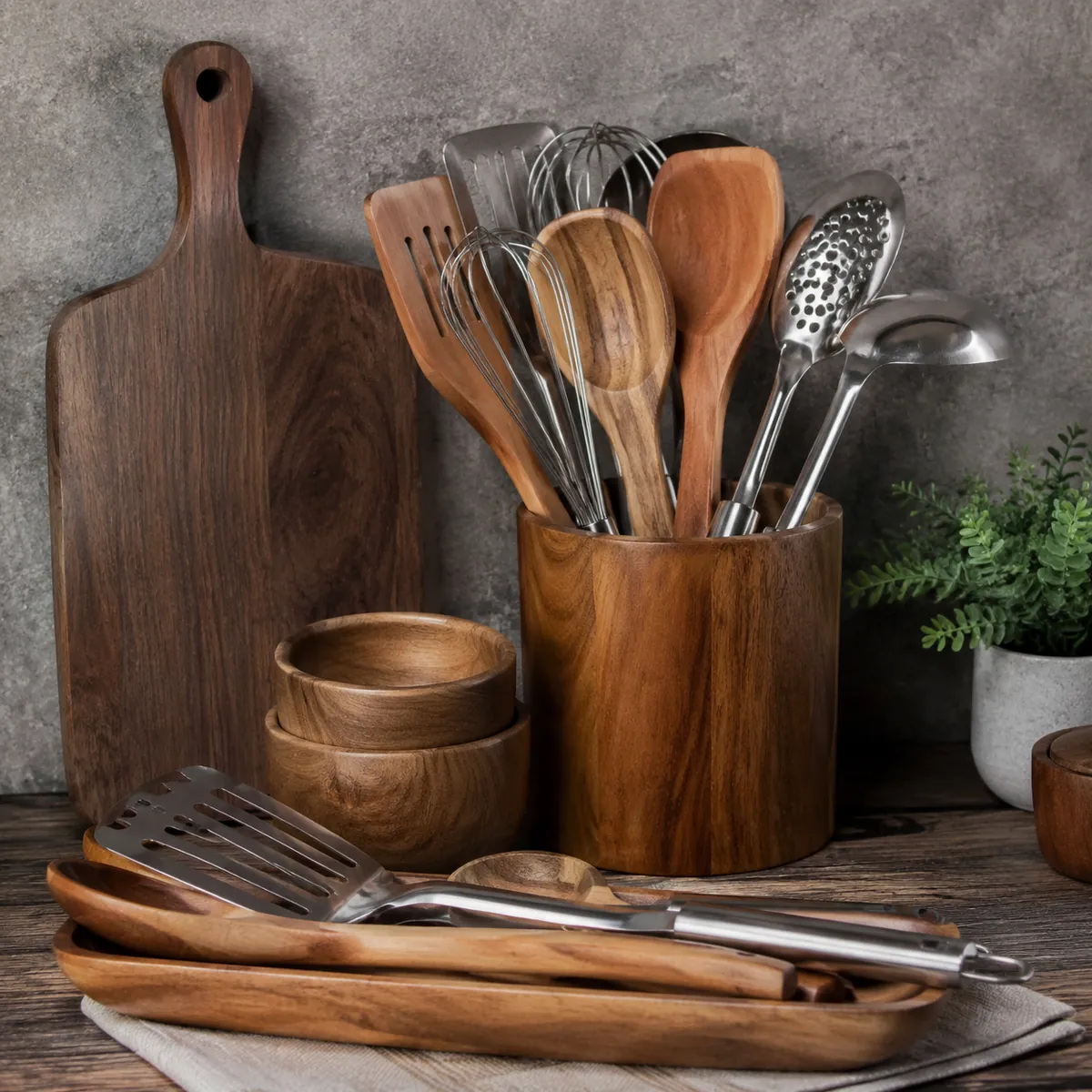 illustrative image for Lodge vs Kitchenware Sourcing: cast iron brand vs custom coo 1