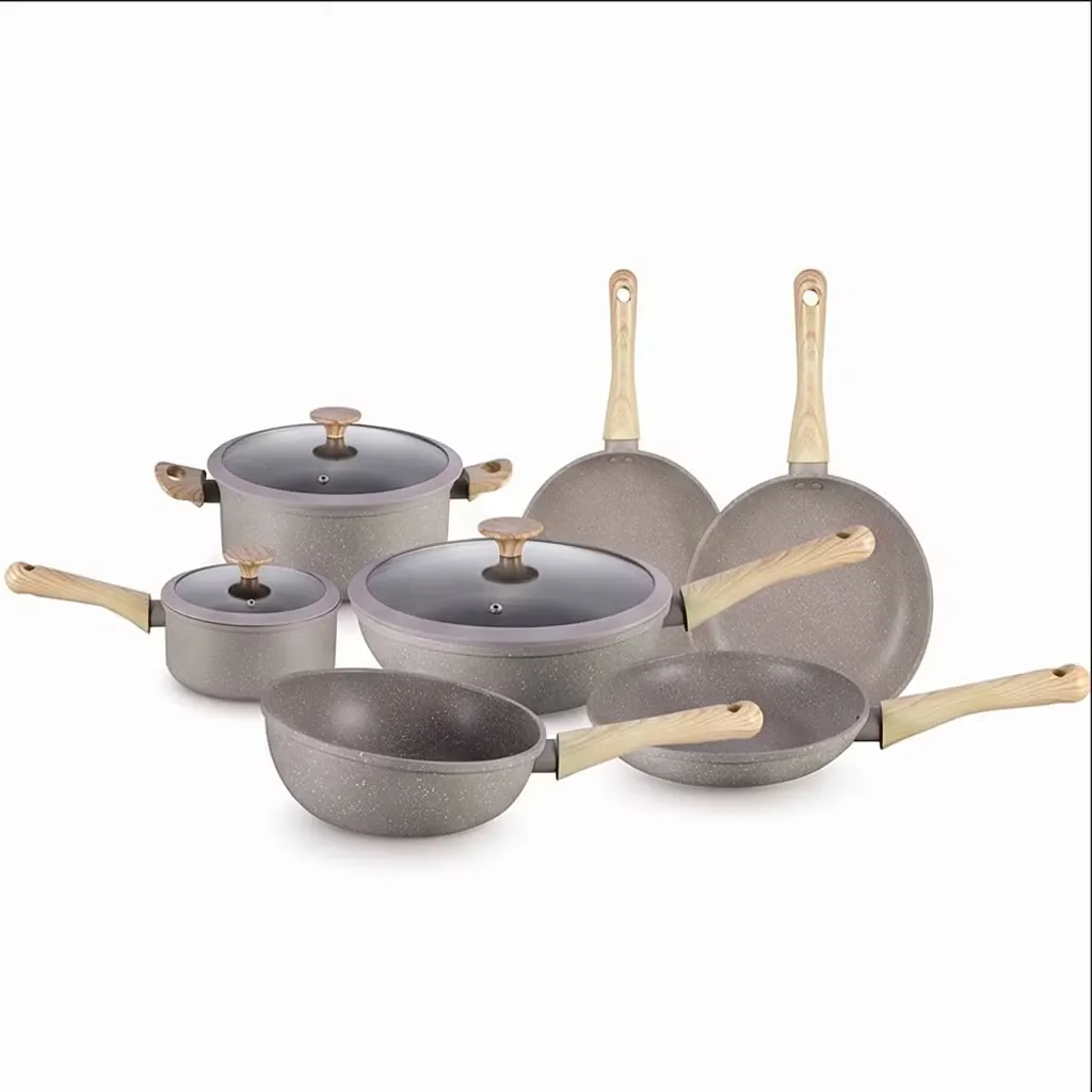 Non-stick aluminium cookware set with wooden-look handles, the typical hero of a gift set