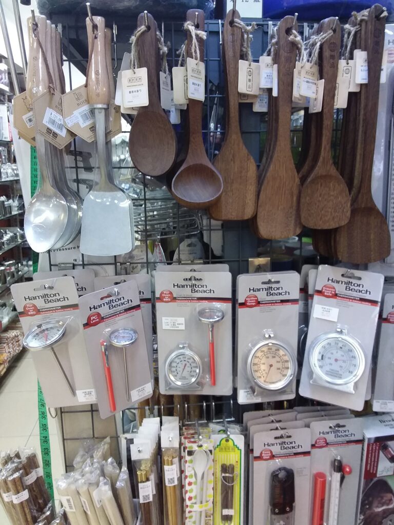 Kitchenware Wholesale for Value and Variety Retail: Price Bands, Case Economics and Compliance